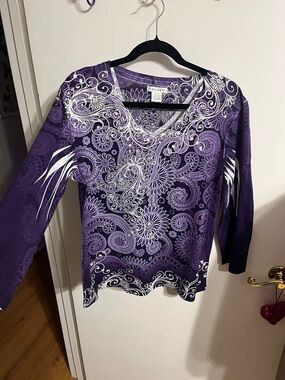 💜 Large Hannah Purple Paisley V-Neck Long Sleeve Tee with White Accents